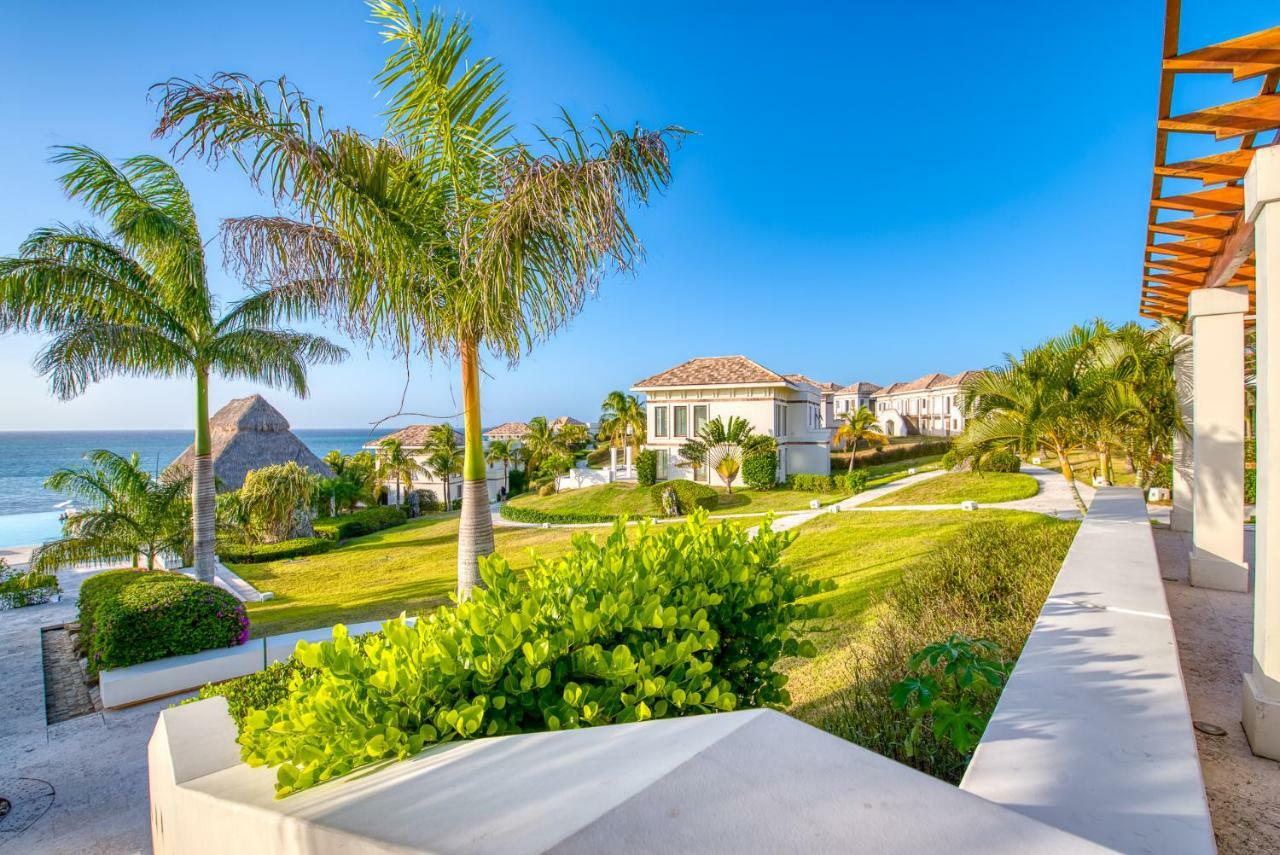 Las Verandas Hotel & Villas First Bight Екстериор снимка